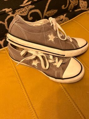 Converse Low Top Sneakers in Gray and White